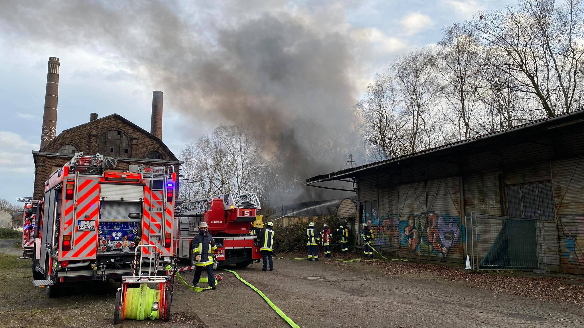 Horst Brand neben Lagerhalle Feuerwehr verhindert schlimmeres