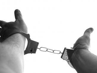 Symbolbild Handschellen Festnahme